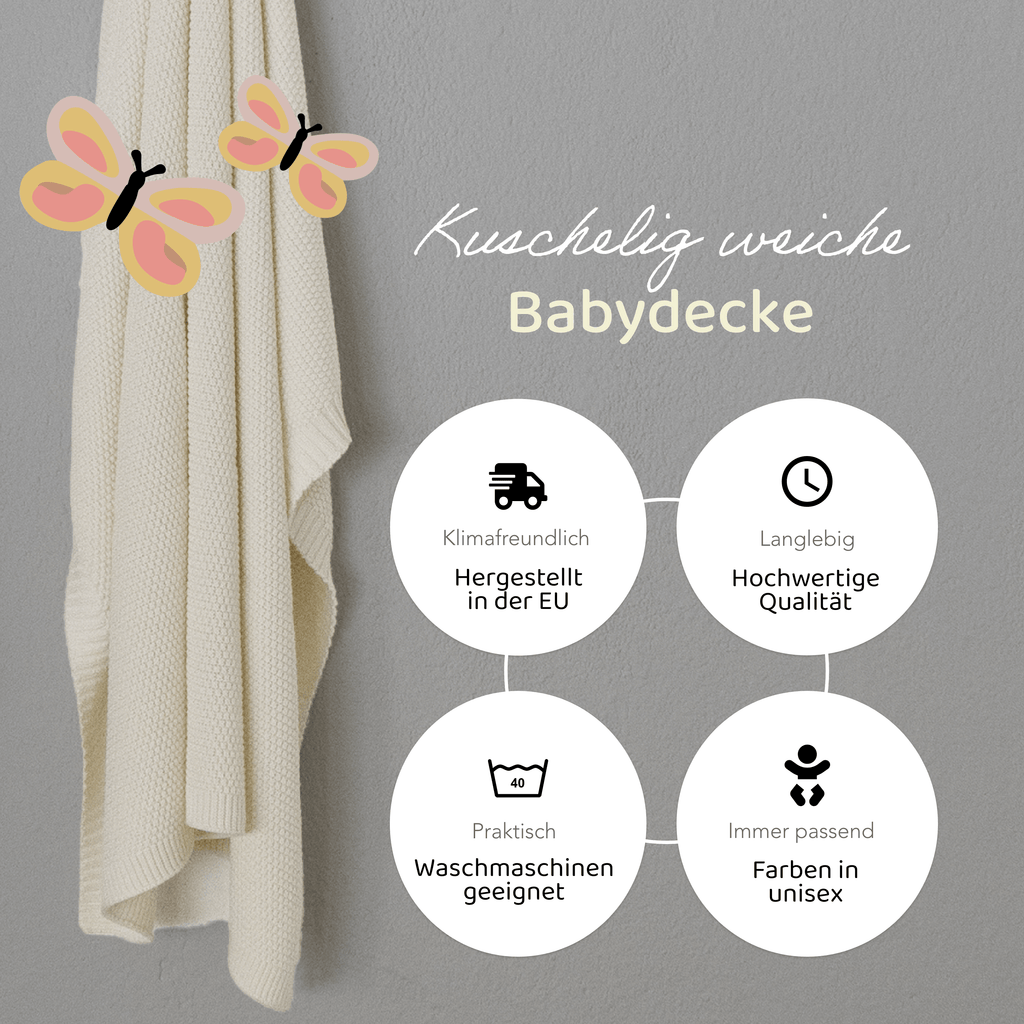 kuschelig weiche Strickdecke Baby in crème-weiss hängt von oben, dekoriert mit kindlicher Illustration, waschmaschinengeeignet, schneller Versand