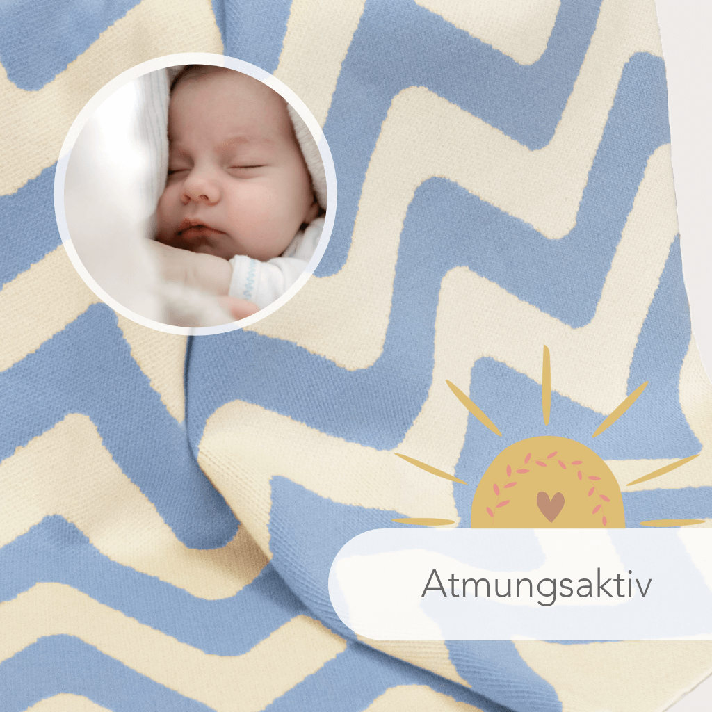 Detailaufnahme von gestreifte Kuscheldecke Babys mit Zickzack Muster in creme-weiss & blau, atmungsaktiv
