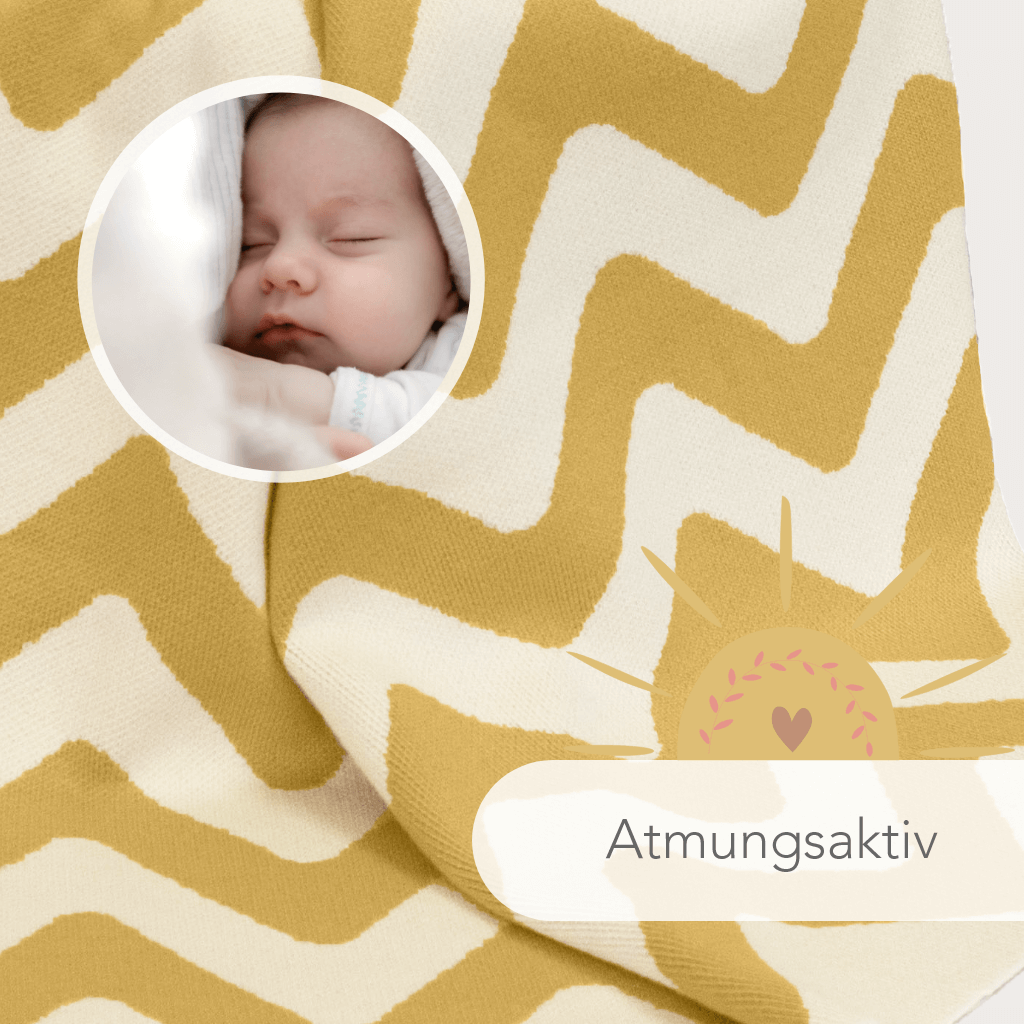 Detailaufnahme von gestreifte Kuscheldecke Babys mit Zickzack Muster in creme-weiss & senfgelb, atmungsaktiv
