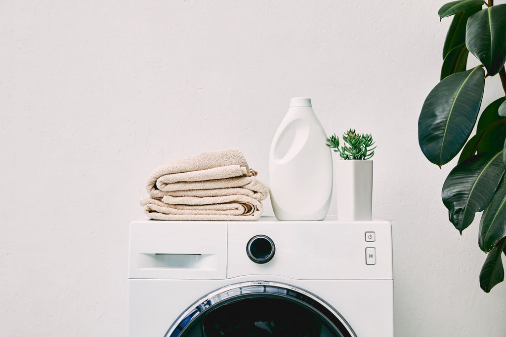Waschmaschine vor hellem Hintergrund