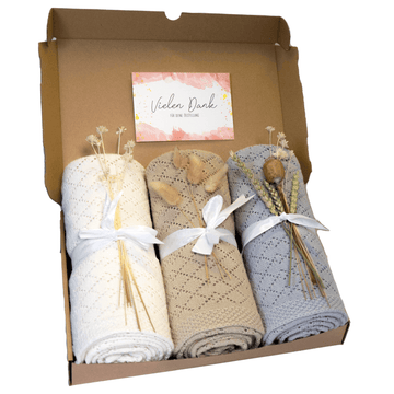 Baby Geschenkbox bestehend mit 3 Erstlingsdecke in crème-weiss, beige und hellgrau, dekoriert mit Blumen und Schleife
