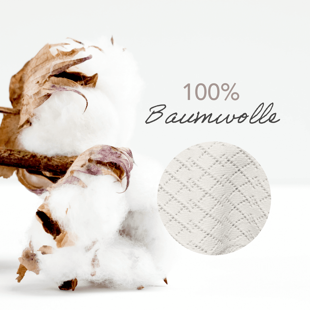 Detailaufnahme Baumwollpflanze und crème-weisse Babydecke Strick von  Kinderzimmer.de, die Decke besteht aus 100% Baumwolle
