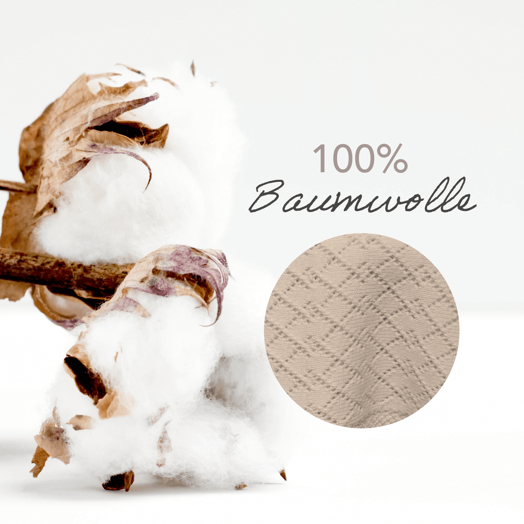 Detailaufnahme Baumwollpflanze und terrakotta-beige Babydecke Strick von  Kinderzimmer.de, die Decke besteht aus 100% Baumwolle