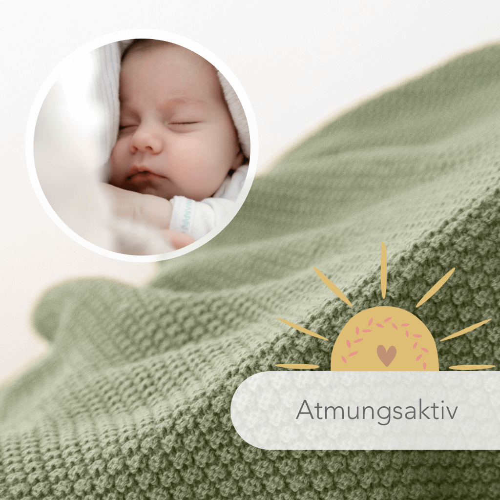 oliv Strickdecke Baby von Kinderzimmer.de dargestellt mit schlafendem Baby