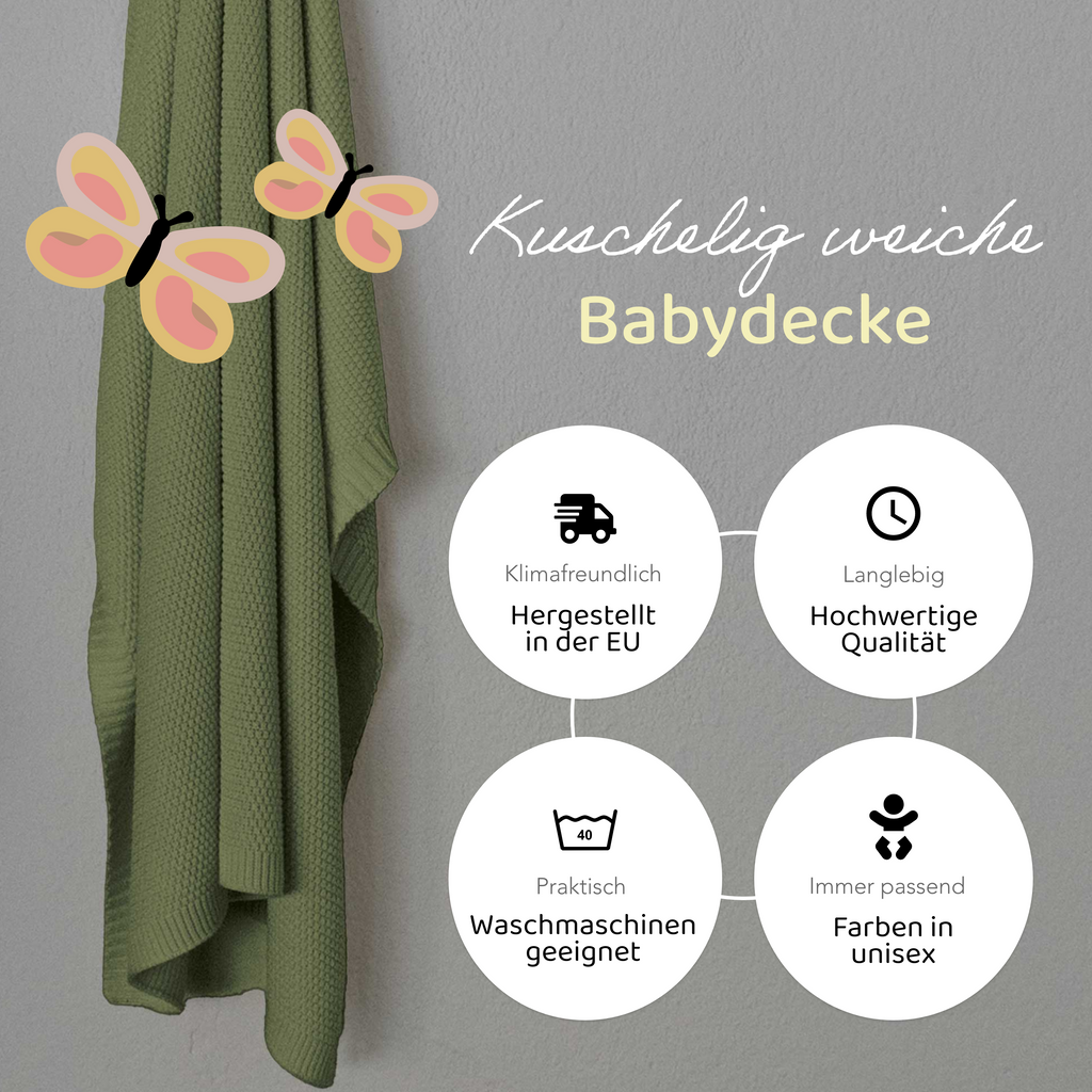 kuschelig weiche Strickdecke Baby in oliv hängt von oben, dekoriert mit kindlicher Illustration, waschmaschinengeeignet, schneller Versand
