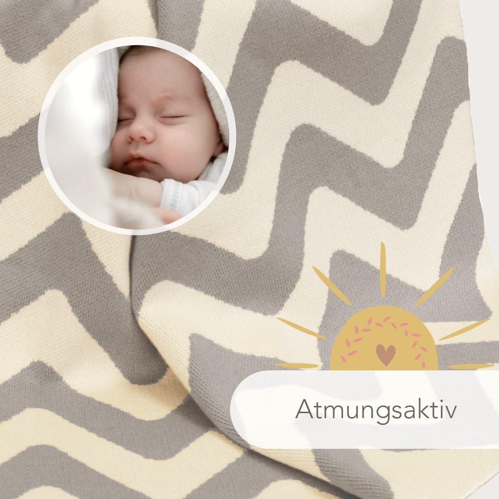 Detailaufnahme von gestreifte Kuscheldecke Babys mit Zickzack Muster in creme-weiss & grau, atmungsaktiv