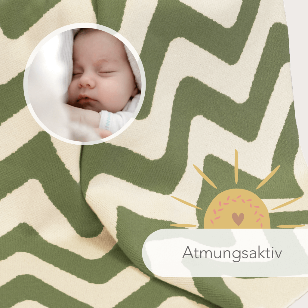 Detailaufnahme von gestreifte Kuscheldecke Babys mit Zickzack Muster in creme-weiss & oliv, atmungsaktiv